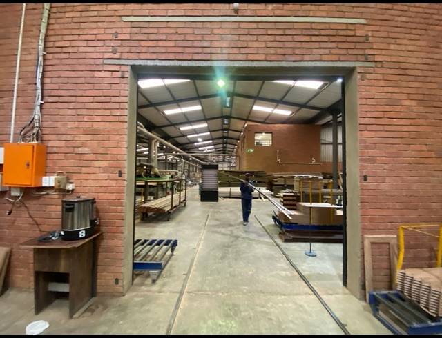 4,000M² WAREHOUSE TO LET IN DEVLAND